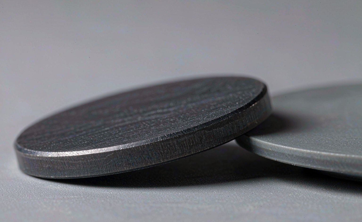 Ground chamfer and fine diamond grinding marks on the edge of a sintered silicon nitride plate
